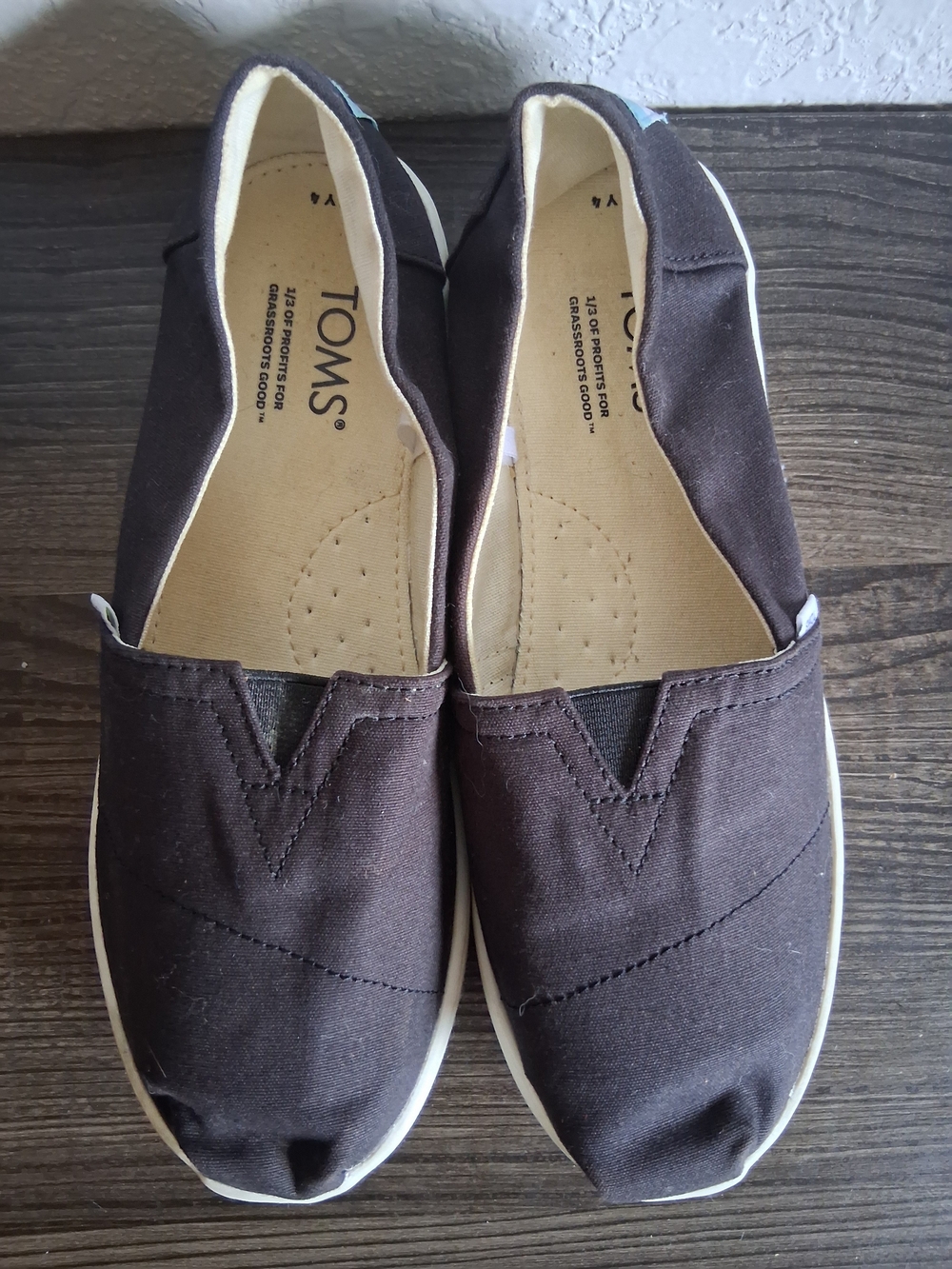 ​TOMS Youth Size 4 Black Canvas Slip On Alpargata Shoes White Sole Y4